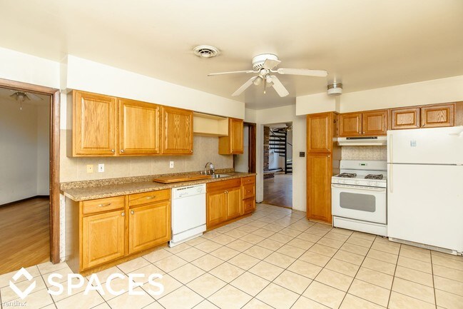 Foto del edificio - 5 br, 2 bath  - 2268 N Lincoln Ave UNT3