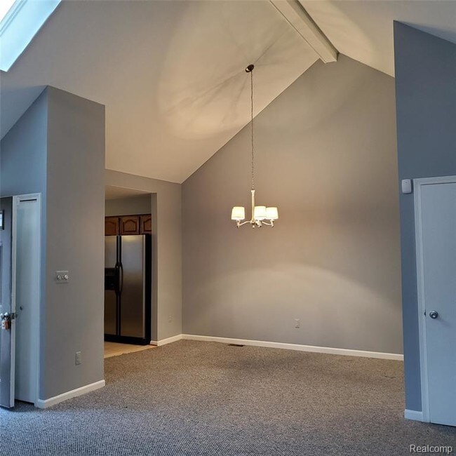 Building Photo - 16235 Pine Ridge Dr N