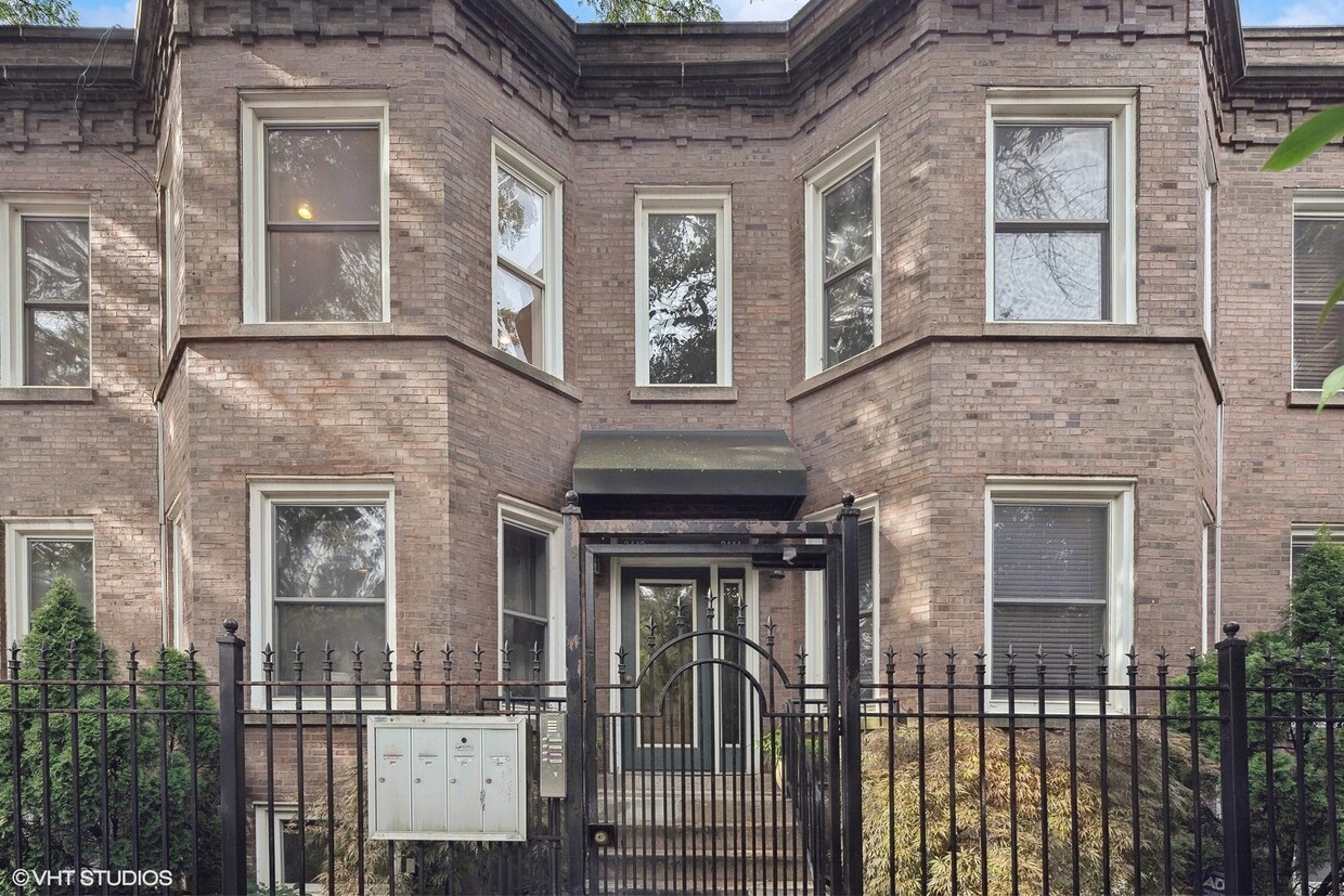 Primary Photo - 2442 N Linden Pl