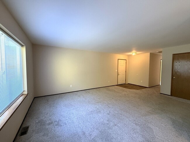 Foto del edificio - Single Story Duplex - Near Lake Goodwin