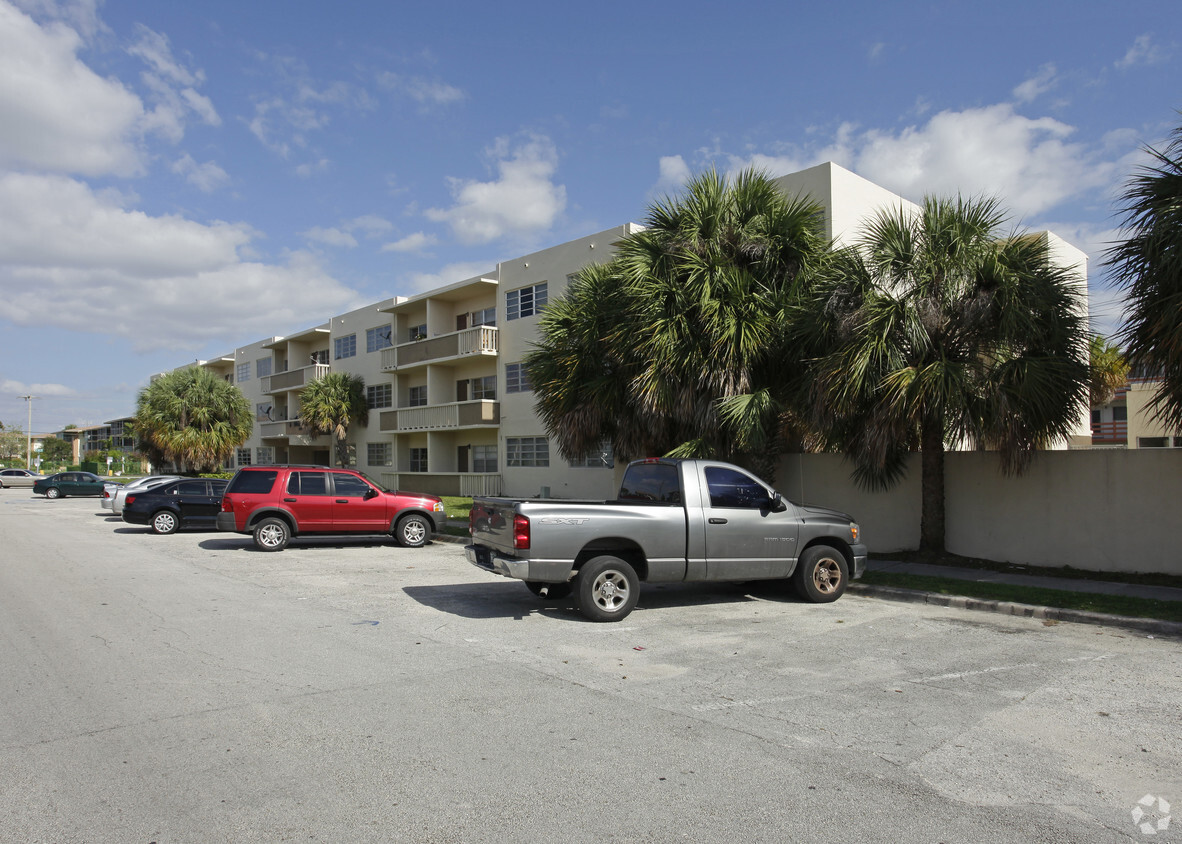 Building Photo - Bristol House Apartments