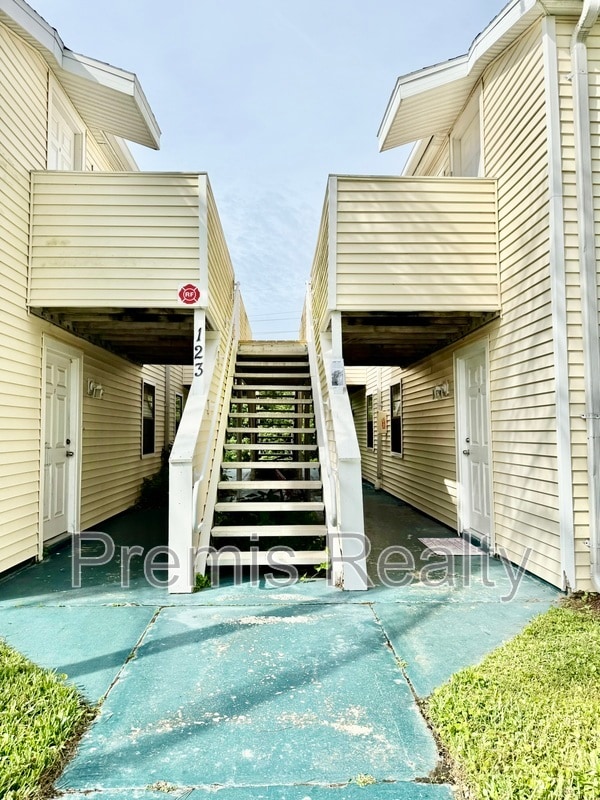 Building Photo - 123 Loblolly Ct