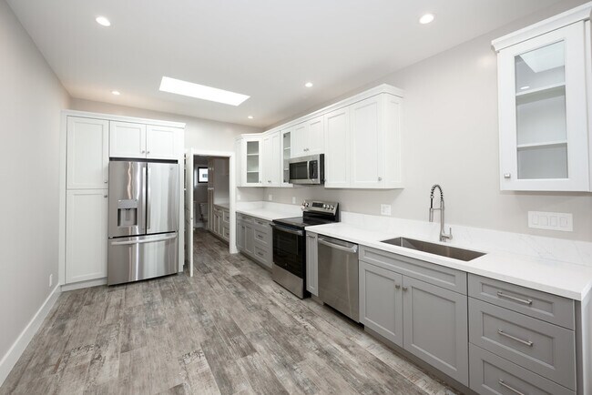 Vista de la cocina con baño/lavadero a través de la puerta. - 498 S Marengo Ave