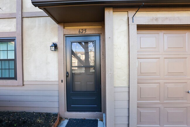 Building Photo - 625 Alta View Ct