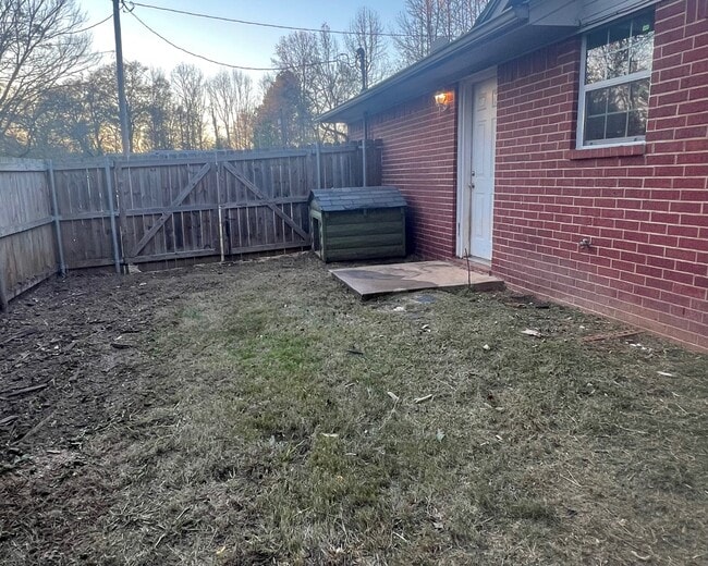 Building Photo - 1102 Dierks St