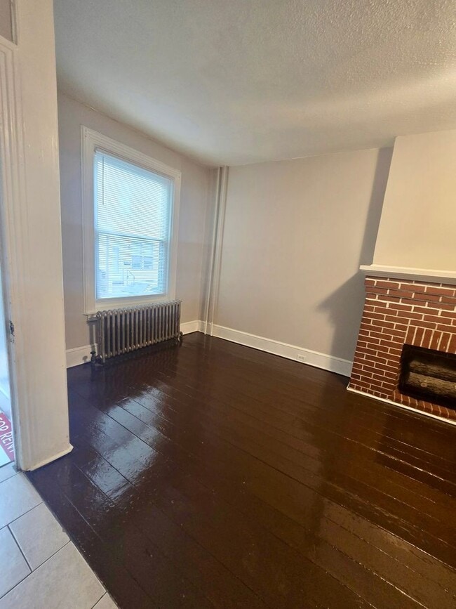 Building Photo - 3 Bedroom