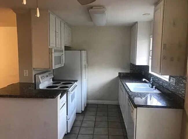 Building Photo - 620 E Lexington Ave