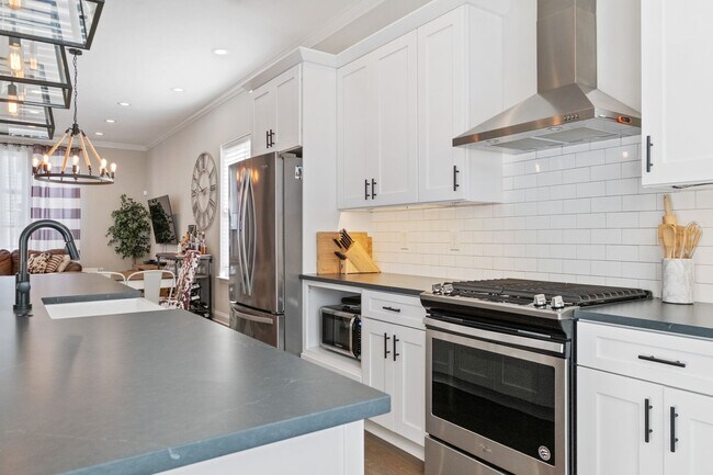 Building Photo - Luxury 3-Bedroom, 4-Bathroom House in Sout...