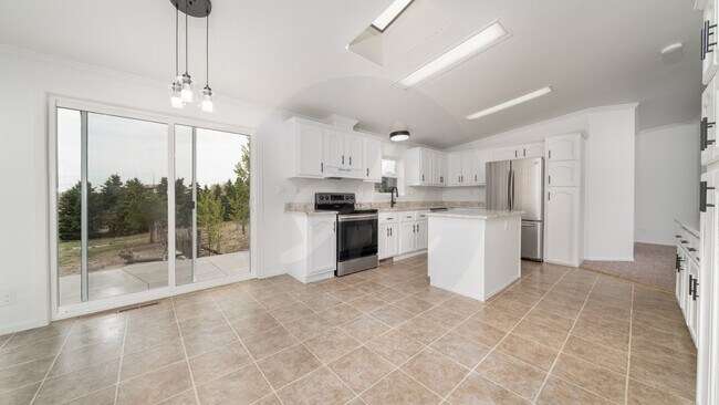 Building Photo - Spacious 4 Bedroom Near Woodman & Black Fo...