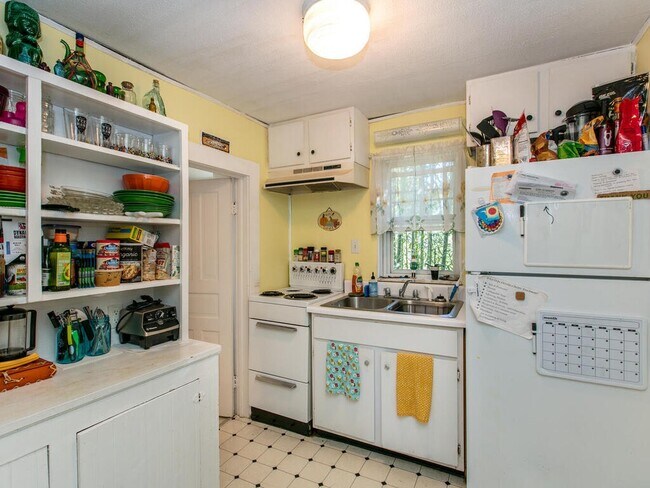 Building Photo - 253 Riverview Drive, Unit 1/2 1