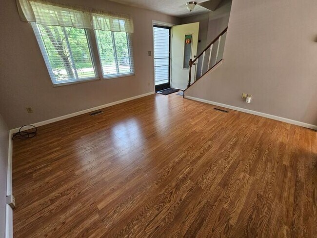 Building Photo - Perfect 2BR 1BA Townhome in Aurora (Remind...
