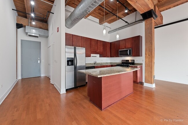 Building Photo - 770 W Gladys Ave