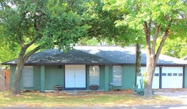 Building Photo - 1507 Pine Knoll Dr