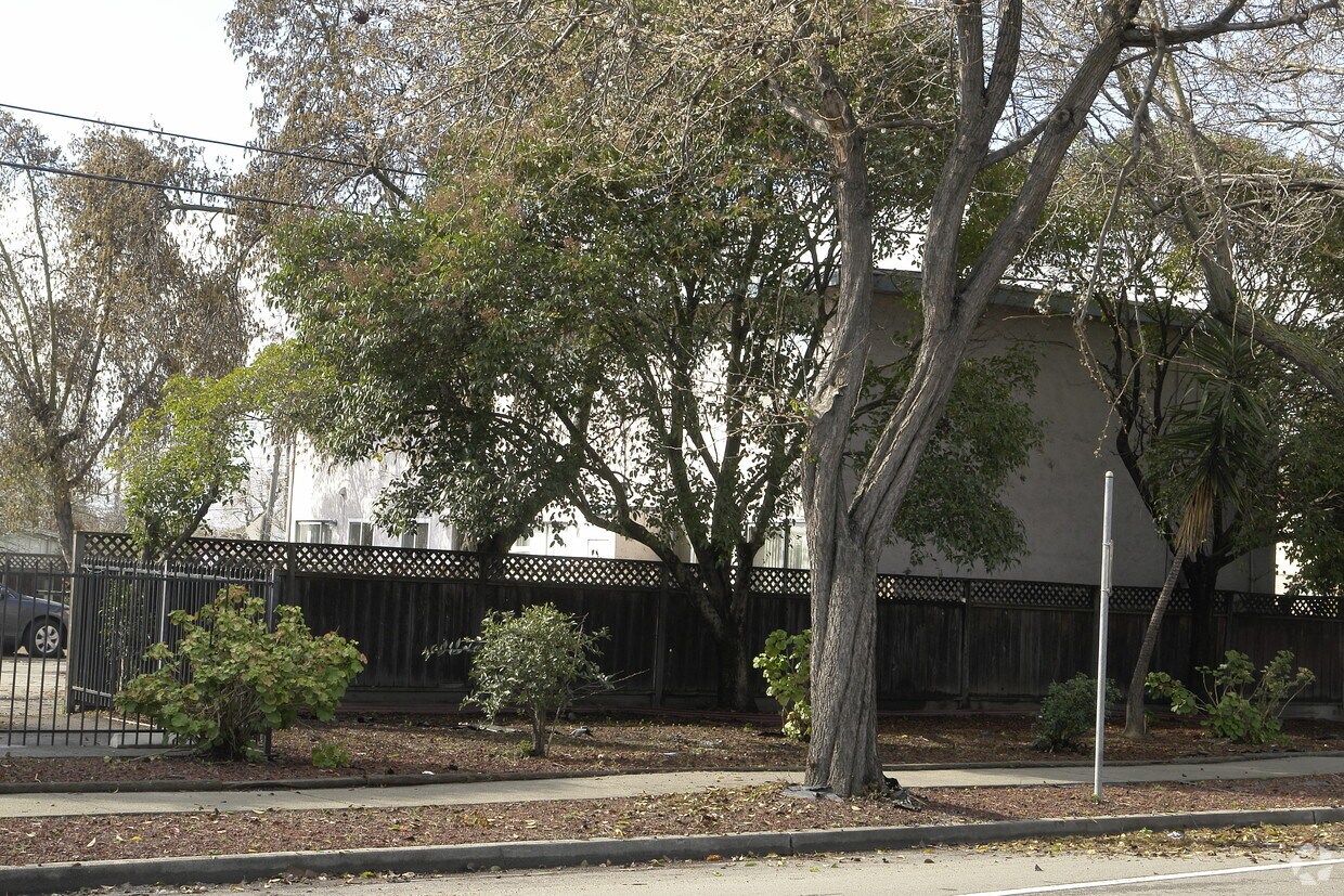 Foto del edificio - 25886-25888 Gading Rd