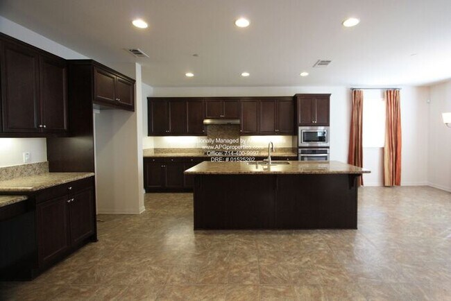 Building Photo - 4 bedroom / 3.5 bathroom home with 2 car g...
