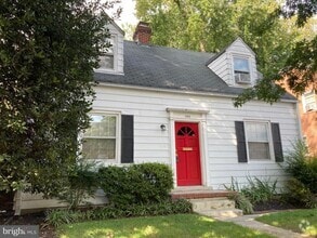 Building Photo - 306 E Oak St