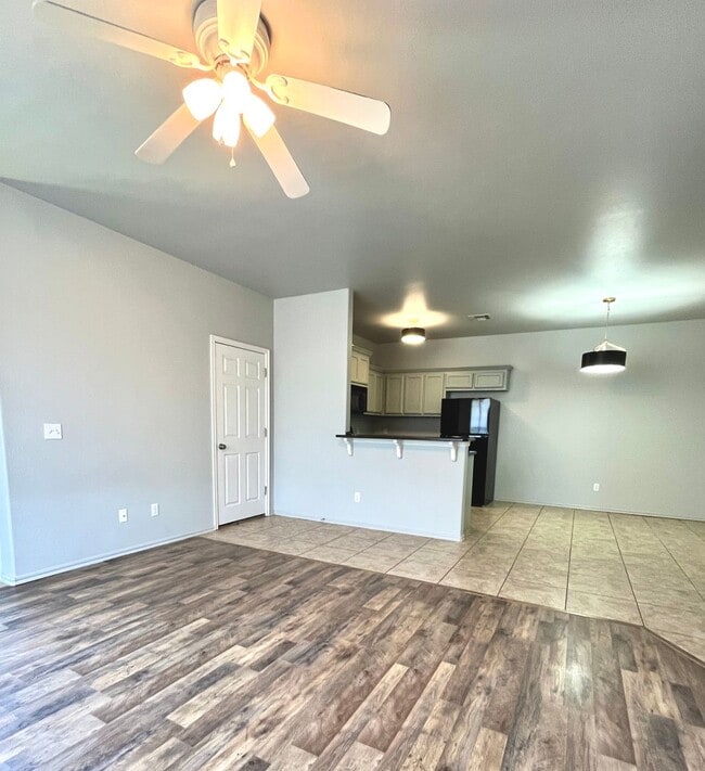 Building Photo - Charming 3BD 2BA Duplex in Yukon, The Gard...