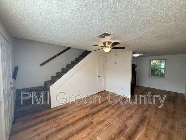 Building Photo - 318 E Redwood St