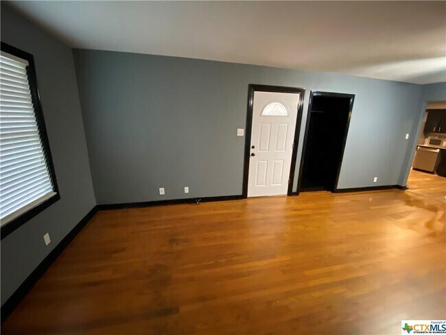 Building Photo - 4901 Evergreen Ln