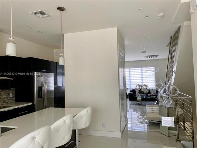 Foto del edificio - 6660 105th5 Ct
