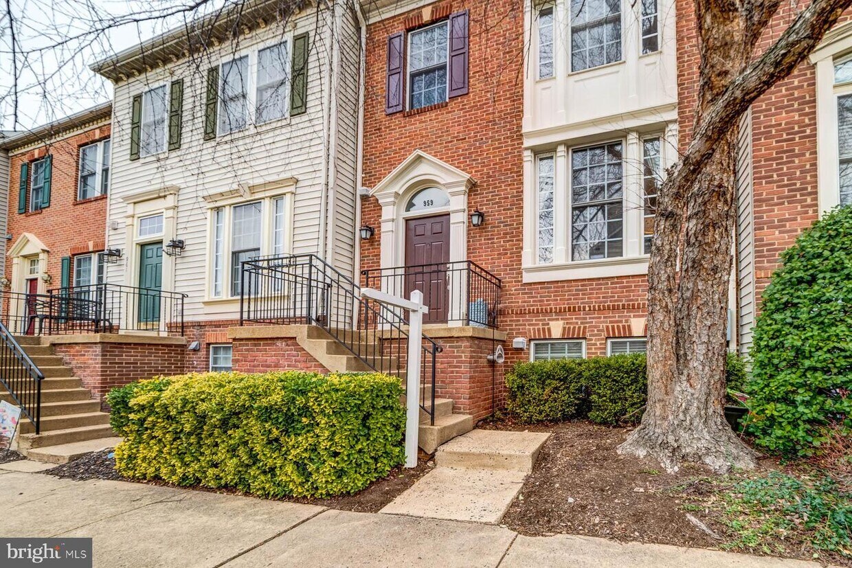 959 Harrison Cir, Alexandria, VA 22304 Townhouse for Rent in