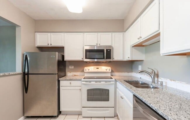 Building Photo - 209 W Court of Shorewood