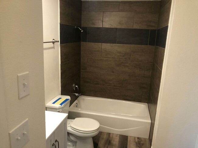 Building Photo - Remodeled Unit Throughout!!!