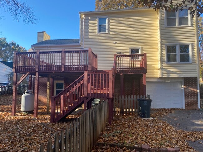 Building Photo - 121 Whispering Pines Ct