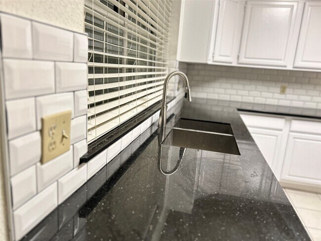 Foto del edificio - 3106 Rimrock Dr