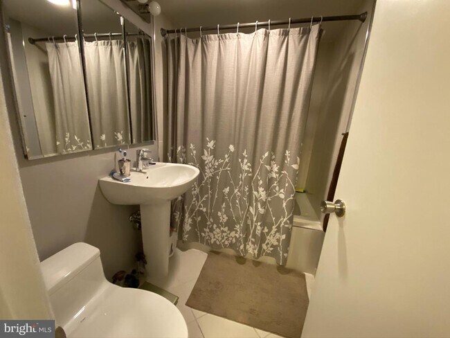 Foto del edificio - 2401 Pennsylvania Ave