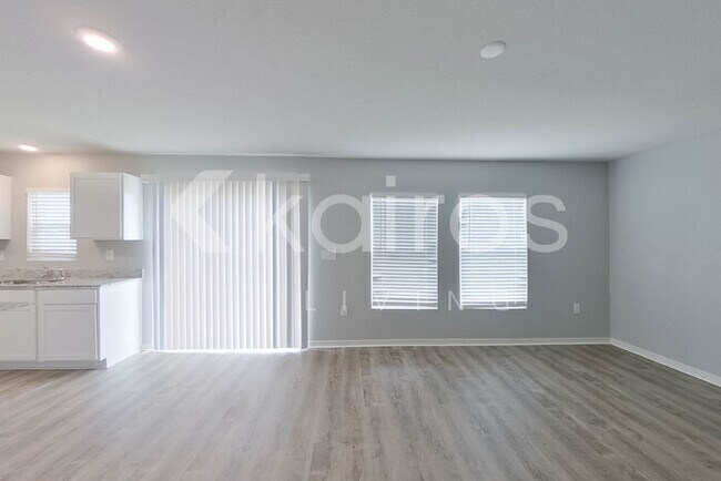 Foto del edificio - 110 Kismet Pkwy E