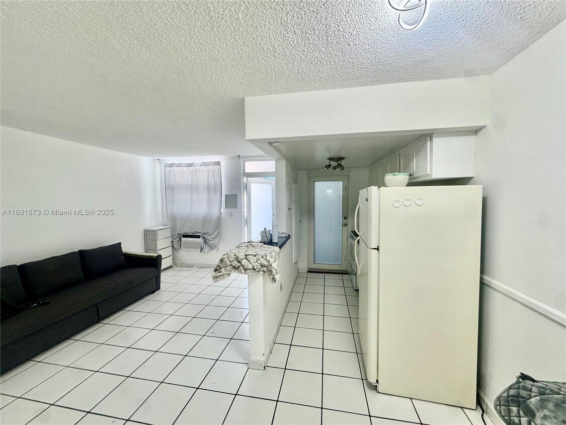 Primary Photo - 335 Collins Ave