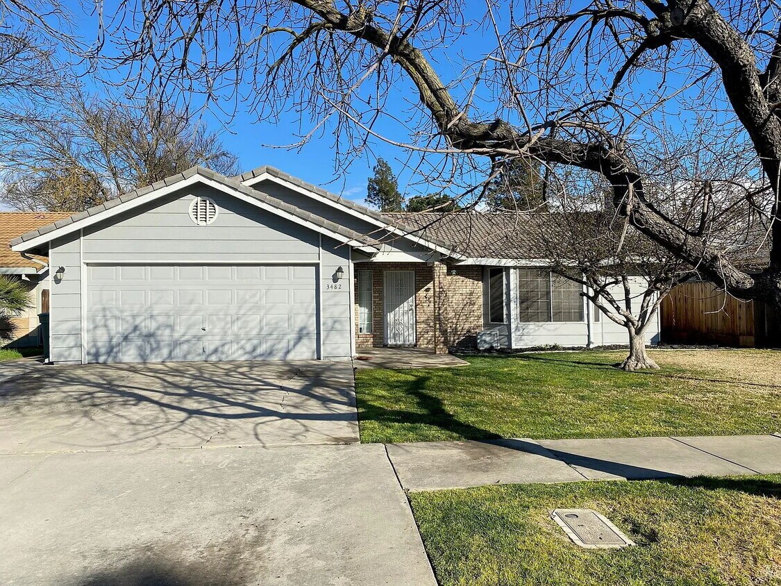 Primary Photo - "Cozy 3-Bedroom Retreat with Fireplace Cha...