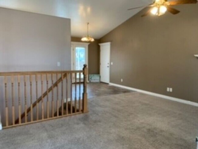 Building Photo - 5 bdrm 3 bth Home with 2 car garage