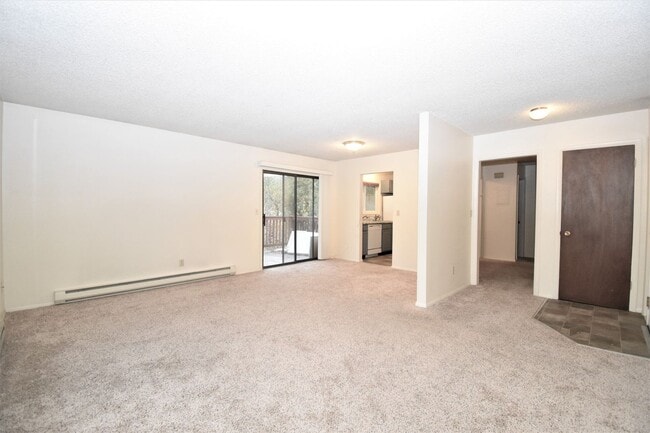 Building Photo - Great top floor 2 bed 1 bath condo, amazin...
