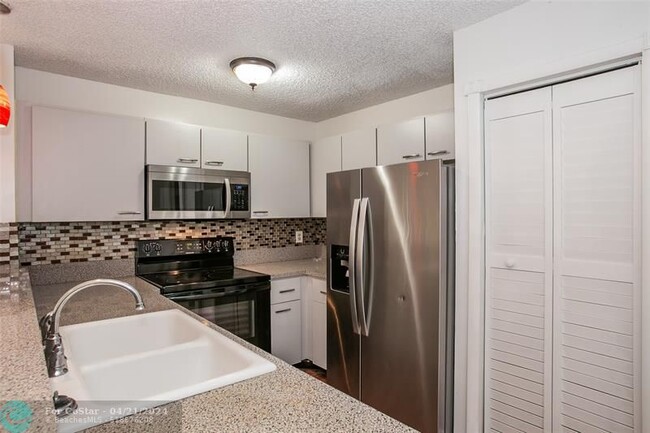 Building Photo - 4254 SW 72nd Way
