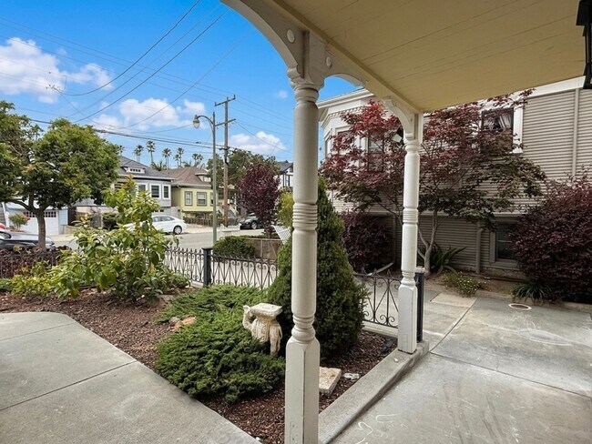 Foto del edificio - $2,400 / 2 BR - Beautifully Updated Home in Desirable Alameda Neighborhood
