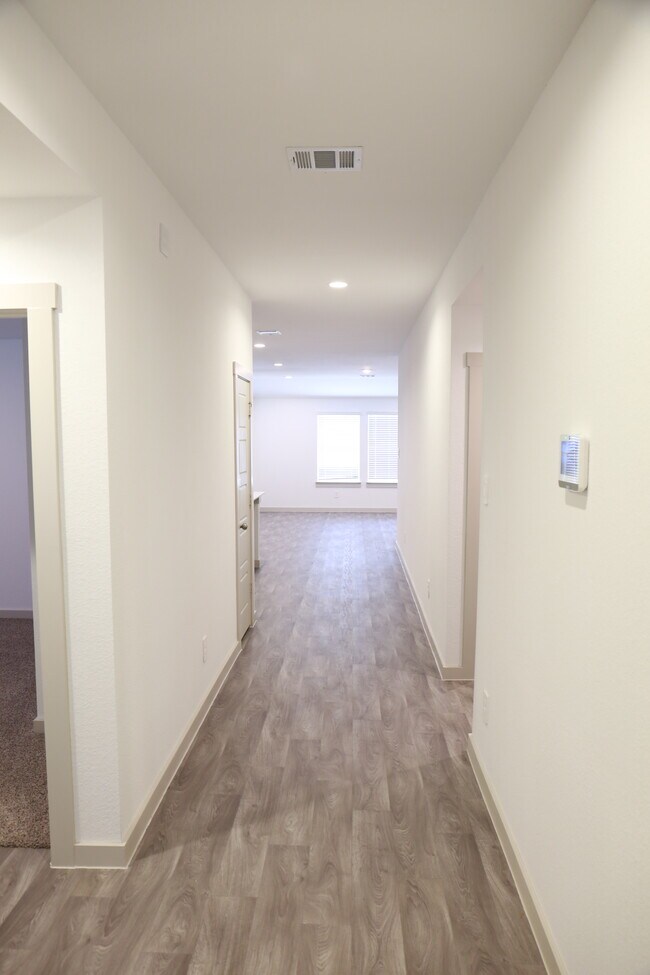 Main Hallway - 822 Silver Kettle Dr