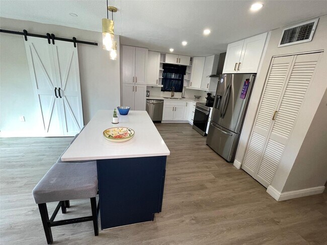 Building Photo - 4000 Del Rio Way