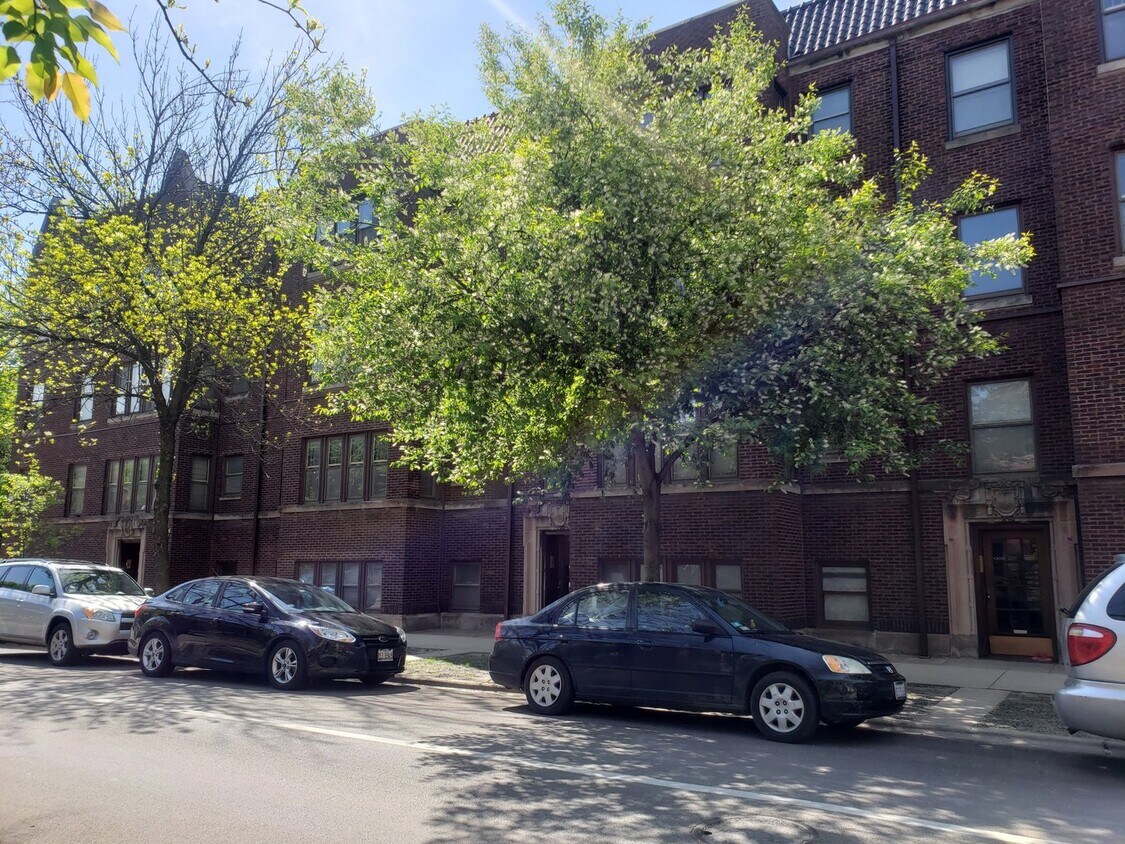 Primary Photo - 1309 W Roscoe St