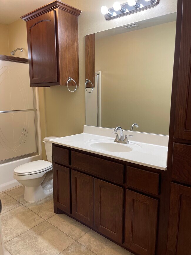 ¡Mucho espacio de almacenamiento! - 705 Pebble Crk