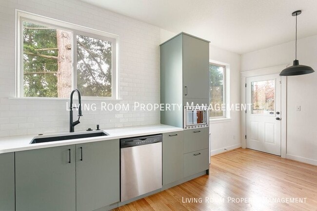Building Photo - Stunning Montavilla Townhome With Newly Re...