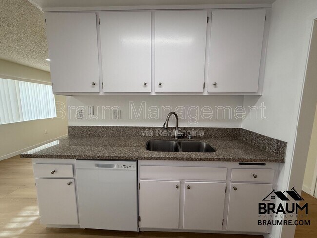 Foto del edificio - 5461 Kester Ave