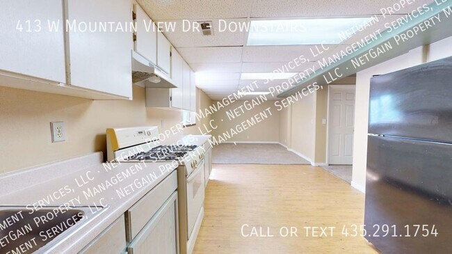 Foto del edificio - 3 Bedroom Basement Apartment Available Now