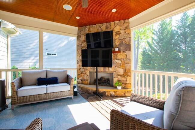 Foto del edificio - Elegant 5 bedroom home in Bedford!
