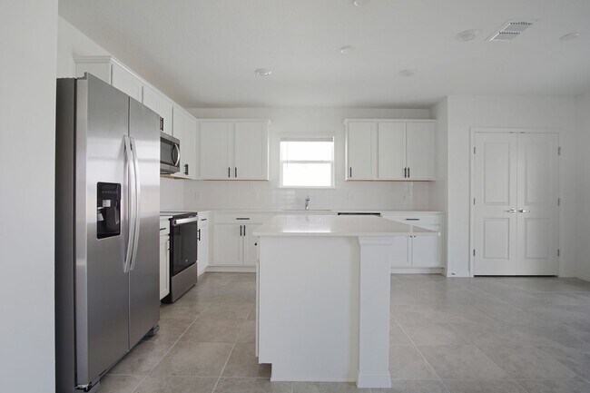 Building Photo - Two-Story Home Available in Lake Alfred!