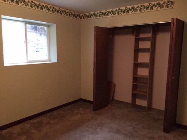 Building Photo - 4 br, 2.5 bath House - 955 Foys Lake Rd.