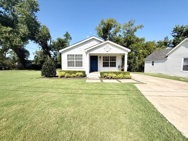 Building Photo - ***310 N. C Street***