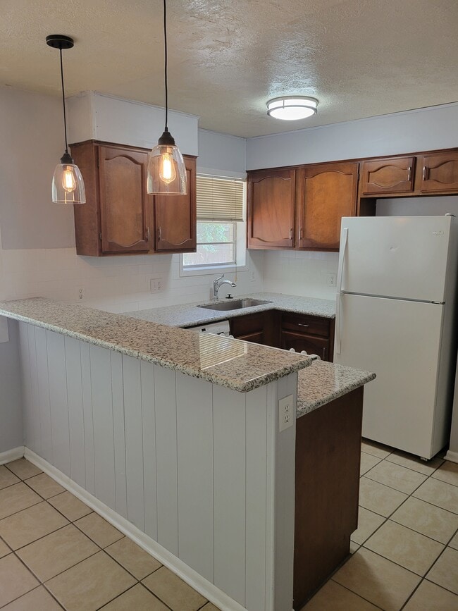 Building Photo - 1907 Pine Tree Dr