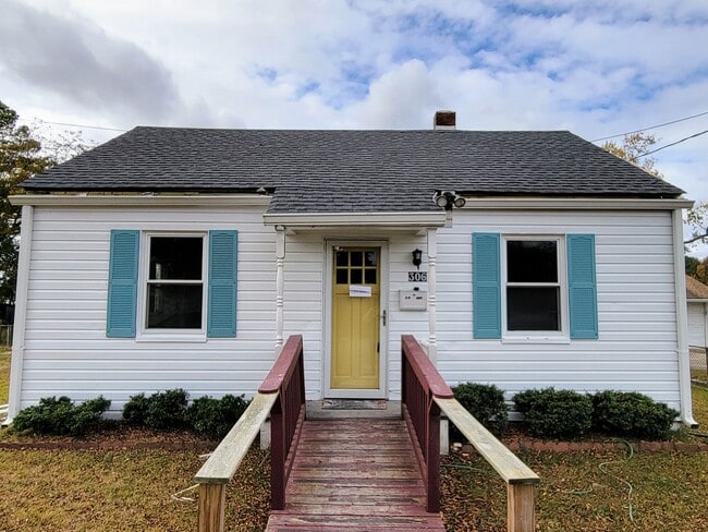 Building Photo - 306 Sunset Cir